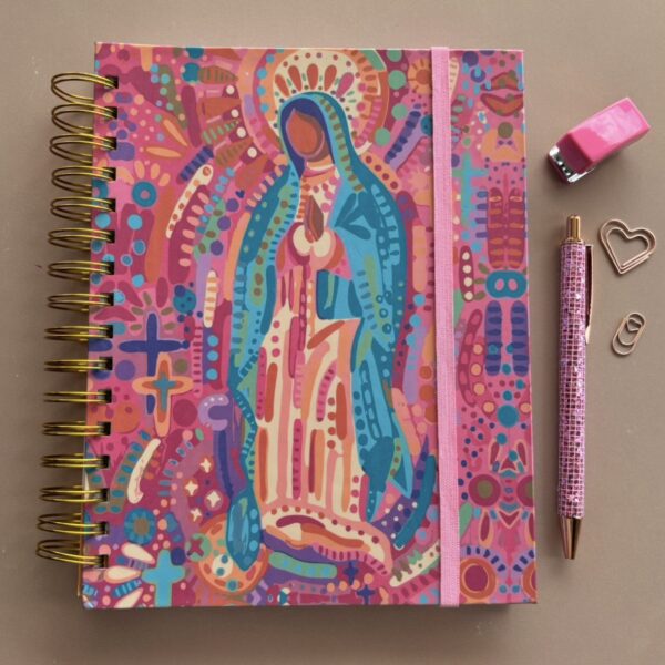 Porque no hay nada más bonito que organizar tu vida con colores y un toque de estilo! 💖📅 Esta agenda fue hecha para quienes disfrutan anotar sus ideas, planear sus metas y tachar pendientes como si fueran mini logros 🏆💫 📌 La portada es 100% personalizada, ¡hecha a tu gusto desde cero! 💌 Para las hojas internas puedes elegir entre vistas de hoja semanal o diarias. 💌 Además, tiene elástico rosado y un pompón que grita “¡Soy fabulosa y lo sé!”