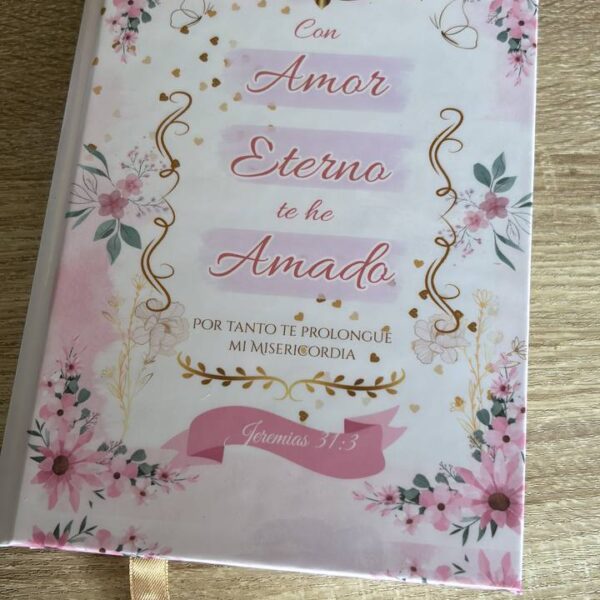 Dale una nueva vida a tu Biblia con nuestro servicio de restauración y personalización. Conservamos su valor sentimental mientras le damos un toque único y elegante. Características del servicio: Restauración de Biblias con tapas desgastadas o deterioradas. Diseño personalizado de la cubierta con materiales de alta calidad. Opciones de grabado con nombres, frases o versículos especiales. Acabados elegantes con detalles en dorado, plateado o colores a elección.