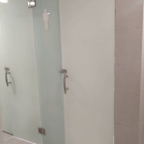 bisagra pared vidrio  para puerta de baño en caracas Zelle se acepta bisagras para puertas de baño envios al interior puertas comerciales ventanas panoramicas 04127102415 waths App (copia) (copia) (copia)