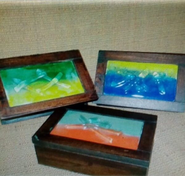 Cofre de madera. Mosaico en vidrio de vitral