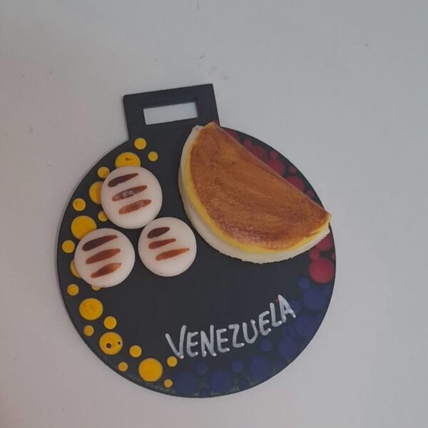 Imán de nevera Budare madera mdf pintados, negro con técnica puntillismo de arepas y cachapas hechas con masa flexible