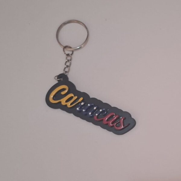 Llaveros caracas Pintado Tricolor fondo negro madera mdf, vinil negro