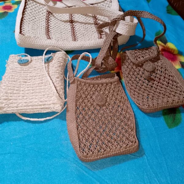 BOLSO TEJIDO 10$, PORTA CELULAR 5$